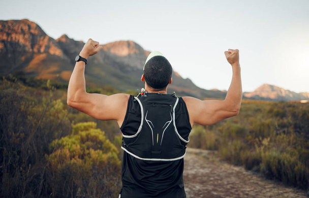 Zwycięzca, górski i biegacz sukces człowieka z tyłu widok świętując zwycięstwo cel ćwiczenia cardio. Muskularne, silne i fitness styl życia mężczyzna działa święto osiągnięć w południowoafrykańskim krzaku - Zdjęcie, obraz