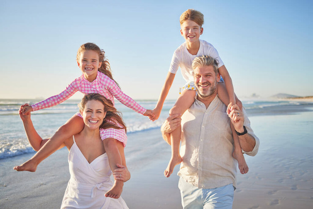 Bonne famille marchant sur la plage pour le bien-être en plein air, vacances au soleil d'été avec soin, amour et soutien sur le ciel bleu maquette, parents et enfants en bonne santé collage dans le portrait pour le plaisir des jeunes près de la mer. - Photo, image