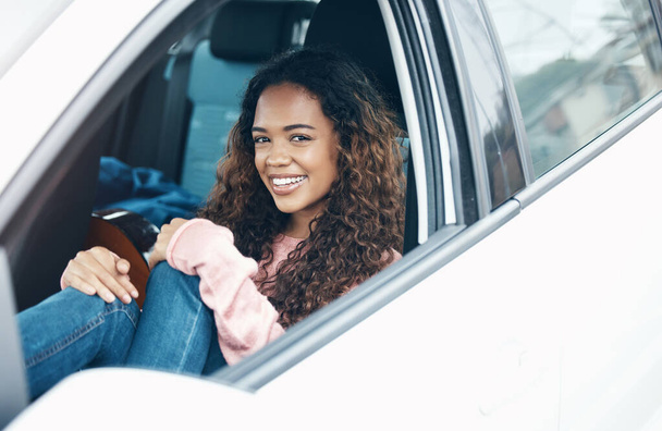 Schwarze Frau, Auto und Fenster lächeln für Roadtrip, Autofahrt oder Transport. Mädchen, Fahrzeug und glücklich für Abenteuer auf Reisen, im Urlaub oder auf der Straße, Straße oder Autobahn für Glück, Freiheit und Entspannung. - Foto, Bild