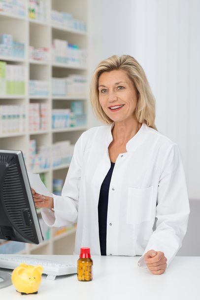Female pharmacist holding prescription - Foto, imagen
