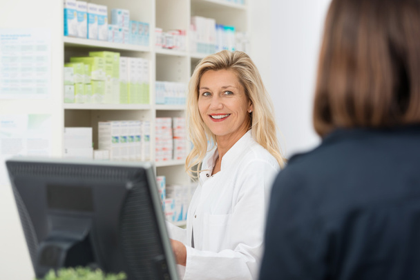 Female pharmacist assisting patient - Φωτογραφία, εικόνα
