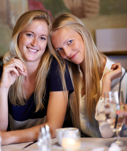 A life long friendship. two young friends spending time together at a cafe - Foto, Imagen