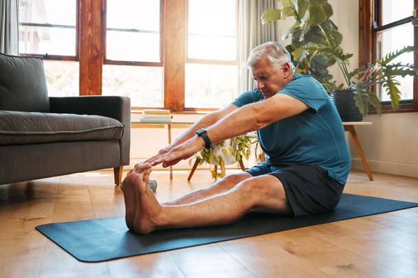 Zdraví, cvičení a jóga se starším mužem dělat pozemní protahování před meditací a wellness cvičení. Fitness, relax a podlahové zahřátí staršími muži start zdravý kardiochirurgický trénink v obývacím pokoji. - Fotografie, Obrázek