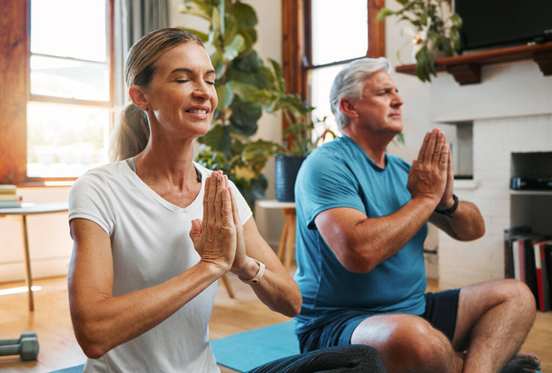 Medytacja, wellness i joga przez osoby starsze ćwiczą i relaksują się na podłodze, łącząc się w salonie. Zen, spokój i fitness trening przez dojrzałych mężczyzn i kobiet ćwiczenia i robi cardio. - Zdjęcie, obraz