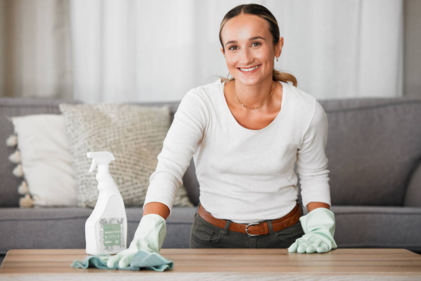 Evi, masayı ve oturma odasını kimyasal dezenfektan sabun şişesiyle temizleyen kadın. Gülümseyen yetişkin temizliği, aile odası sağlıklı ve hijyenik ya da mikropsuz yaşam. - Fotoğraf, Görsel