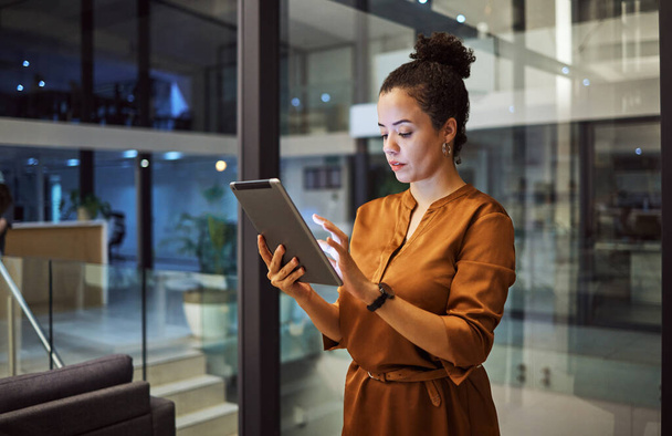 Tablet, εργάζονται τη νύχτα και γυναίκα σχεδιασμό των εργαζομένων ή πληκτρολογώντας ψηφιακή στρατηγική σε ένα γραφείο. Επιχειρήσεις, τεχνολογία και σε απευθείας σύνδεση υπάλληλος που χρησιμοποιούν την τεχνολογία για να κάνουν έρευνα στο διαδίκτυο και το διαδίκτυο για ένα έργο εκκίνησης. - Φωτογραφία, εικόνα