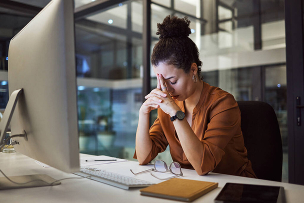 頭痛、夜のビジネス女性とPCのグリッチで期限のために働いている間、コンピュータのストレス。デスク画面で作業するターゲットについての不安を持つ悲しい企業経営者は、オンラインタスクを完了するために遅い. - 写真・画像