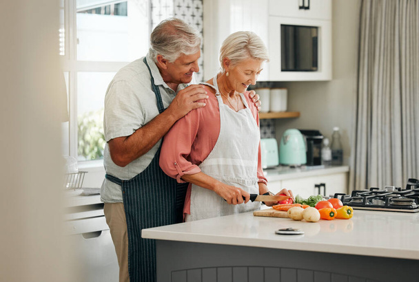 Seniorenpaar, hechting en koken in de keuken in een huis of huis voor huwelijksverjaardag of viering lunch. Lachen, gelukkig en liefde pensioen oudere man en vrouw met voeding gezondheid voedsel. - Foto, afbeelding