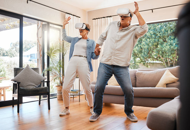 Experiencia VR, pareja de personas mayores y sala de estar, innovación en videojuegos, fantasía digital y conexión cibernética. Hombre loco, mujer feliz y gente emocionada con gafas futuristas de realidad virtual. - Foto, Imagen