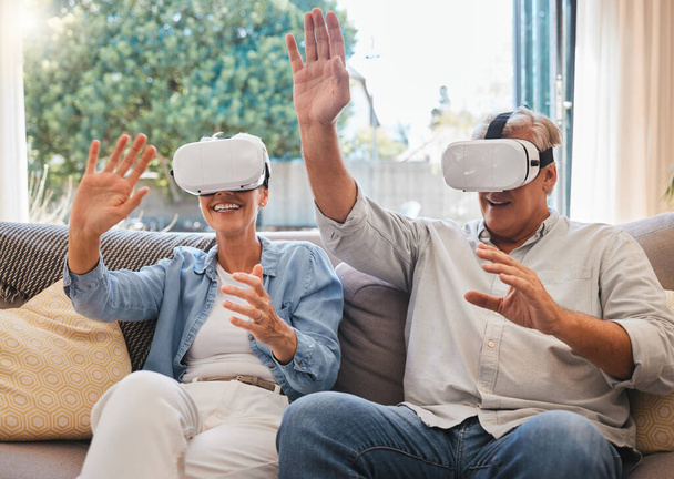 Coppia, VR e pensionamento su divano, giochi, web e ridere in salotto di casa. Uomo anziano, donna e occhiali per la realtà virtuale fanno sport per divertimento in casa con tecnologia, sorriso e giochi 3D futuristici. - Foto, immagini