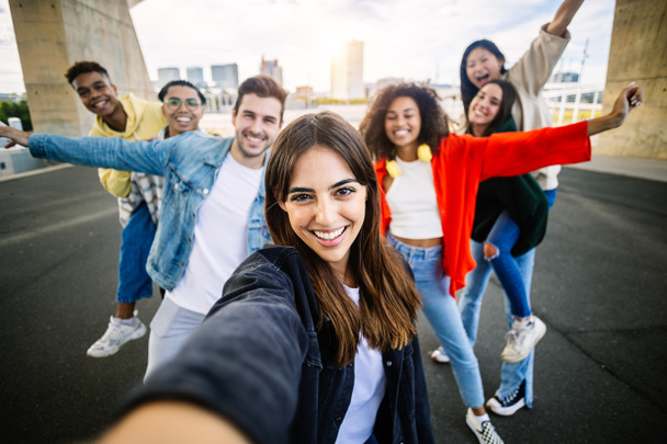 Junge multiethnische Gruppe trendiger Menschen, die gemeinsam Spaß im Urlaub haben - Diverse Millennial-Freunde, die gemeinsam Selfie-Porträts machen, während sie die Freizeit auf der Straße genießen - Freundschaftskonzept - Foto, Bild