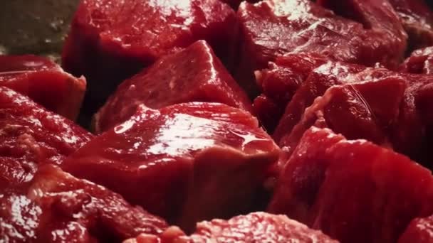 Κόκκινη συνταγή κρέατος και διαδικασία παρασκευής τροφίμων, το μαγείρεμα του βοείου κρέατος στο τηγάνι. Υψηλής ποιότητας 4k πλάνα - Πλάνα, βίντεο