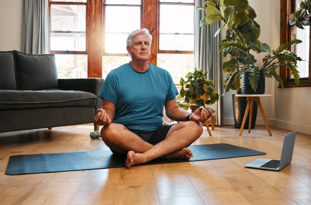 Yoga, çevrimiçi ve son sınıf öğrencisiyle meditasyon. Spor, egzersiz ve eğitim için Zen fitness dersini takip ediyor. Laptop, sağlık ve emeklilik. Yaşlı bir erkek emekli evinde egzersiz yapıyor.. - Fotoğraf, Görsel
