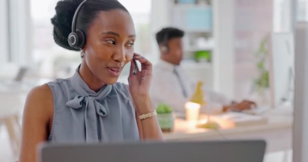 Μαύρη γυναίκα, πωλήσεις υπολογιστών και τηλεφωνικό κέντρο, εξυπηρέτηση πελατών και συμβουλές για επικοινωνία μαζί μας, βοήθεια υποστήριξης πελατών και σύμβουλος γραφείου. Χαρούμενη επικοινωνία συμβούλων τηλεπωλήσεων της Αφρικής. - Πλάνα, βίντεο