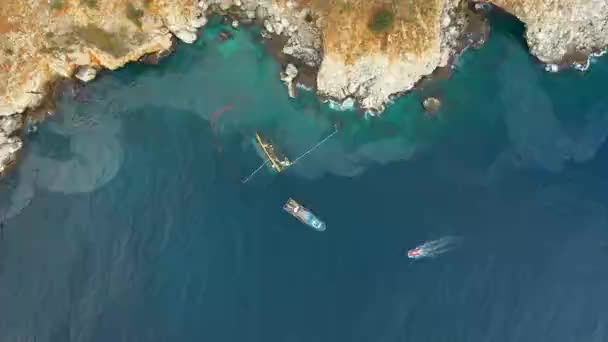Ein Vergnügungsschiff versank im Sturm, gefilmt mit einer Drohne - Filmmaterial, Video