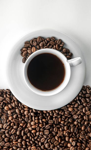 Taza de café y granos de café, plano sobre un fondo blanco. - Foto, Imagen