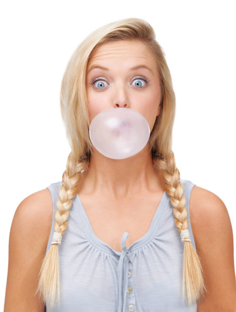 Das ist eine große Blase. Porträt einer jungen blonden Frau, die überrascht aussieht, während sie eine Blase aus Kaugummi pustet - Foto, Bild