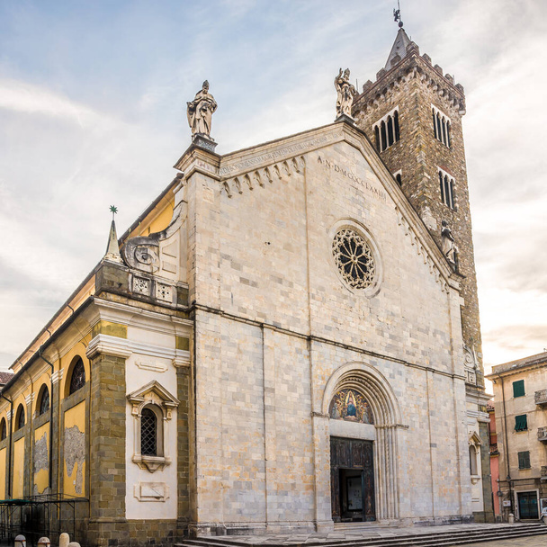 サンタ・マリア・アスンタ大聖堂をイタリアのサルザナ通りで見る - 写真・画像