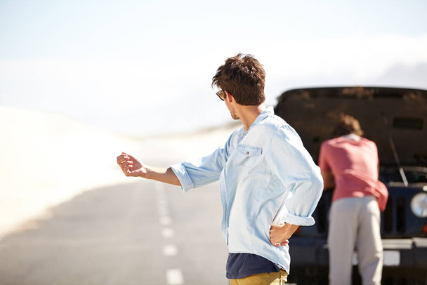 I guess well have to hitchhike. Two male friends getting frustrated at the lack of help after breaking down - Foto, Imagen