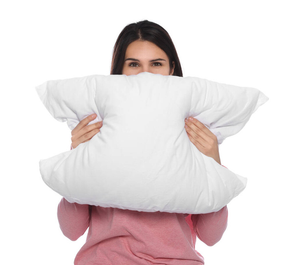 Młoda kobieta zakrywa twarz poduszką na białym tle - Zdjęcie, obraz