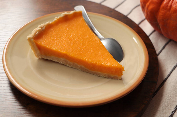 Plate with piece of fresh homemade pumpkin pie on table - Foto, Bild