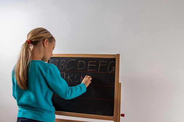 Kinderen - Blackboard met kind - Foto, afbeelding