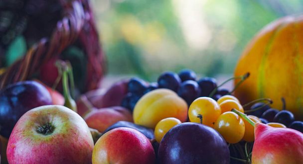                           Allerlei soorten fruit zijn zomerfruit op tafel      - Foto, afbeelding