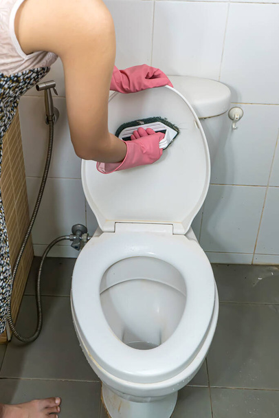 非常に汚れている女性の洗浄トイレ用品. - 写真・画像