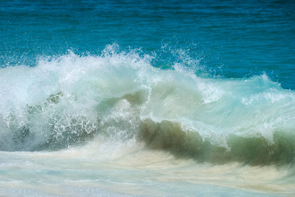 The close view of a breaking wave on Paradise Island beach (Bahamas). - Foto, Imagen