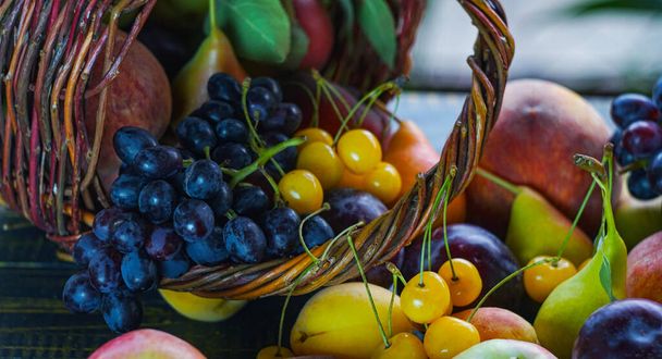                                Todo tipo de frutas son frutas de verano sobre la mesa - Foto, Imagen