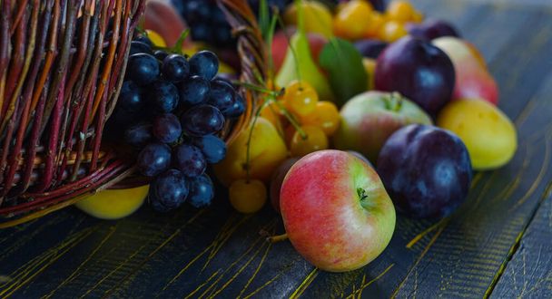                                 Allerlei soorten fruit zijn zomerfruit op tafel - Foto, afbeelding