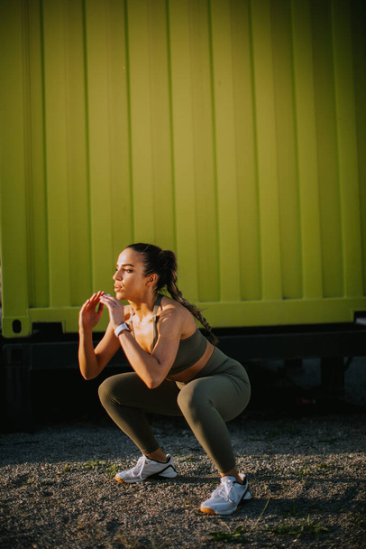Pohled na hezké mladé atraktivní žena s venkovní skákání cvičení - Fotografie, Obrázek