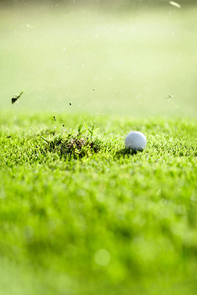 Golfte çok hassas olmak gerekir. Çimlere vurulan ıska bir atışa yakın çekim - Fotoğraf, Görsel