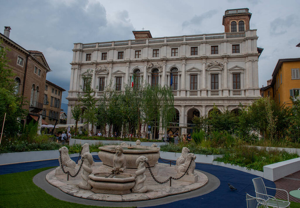 Bergamo Italy 14 вересня 2022: Сад на старій площі верхньої Бергамо на фестиваль майстер пейзажу - Фото, зображення