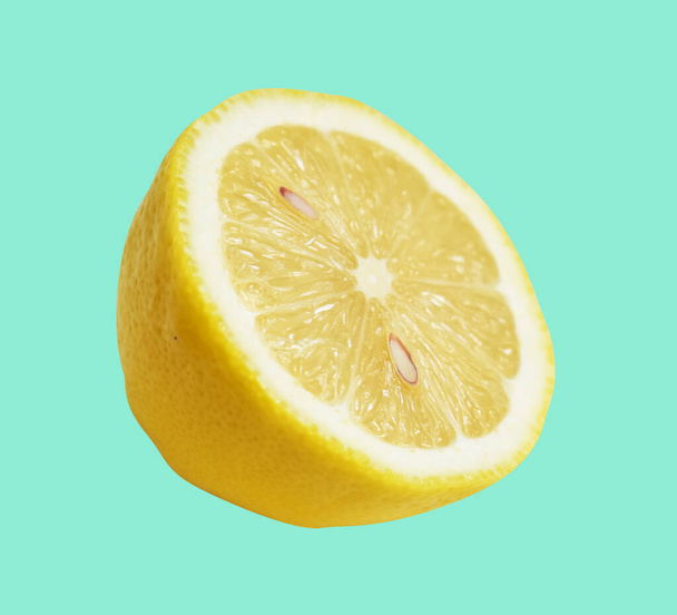 Fresh yellow lemon fruit isolated with clipping path, no shadow, pieces, half, slices in green background - Foto, afbeelding
