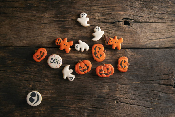 Halloween-Lebkuchen auf Holzplanken. Halloween-Kürbis, Geister und Lebkuchen. Ansicht von oben - Foto, Bild