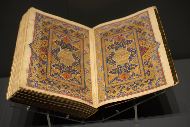 αρχαίο Ιερό Κοράνι, Ισλαμικό θρησκευτικό βιβλίο. - Φωτογραφία, εικόνα