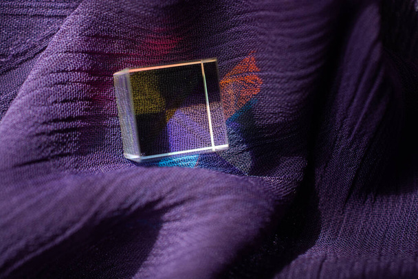 Los cubos de prisma luminosos refractan la luz en diferentes colores. - Foto, imagen