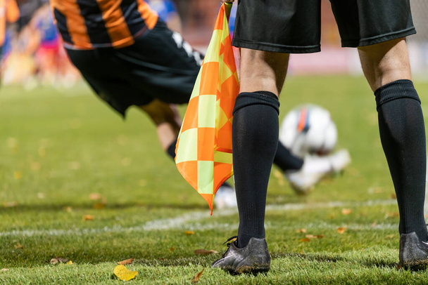 Ο ποδοσφαιριστής παίρνει τη γωνία. Λεπτομέρεια των ποδιών του διαιτητή κατά τη διάρκεια ποδοσφαιρικού αγώνα. - Φωτογραφία, εικόνα
