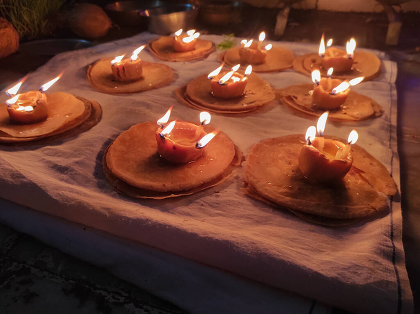 Ένα χωριό Gujarat Navratri Παραδοσιακό Gehu Atta Akhand Diya αλεύρι σίτου Durga Puja Εορτασμός Arti Jyoti Oil Deepak - Φωτογραφία, εικόνα
