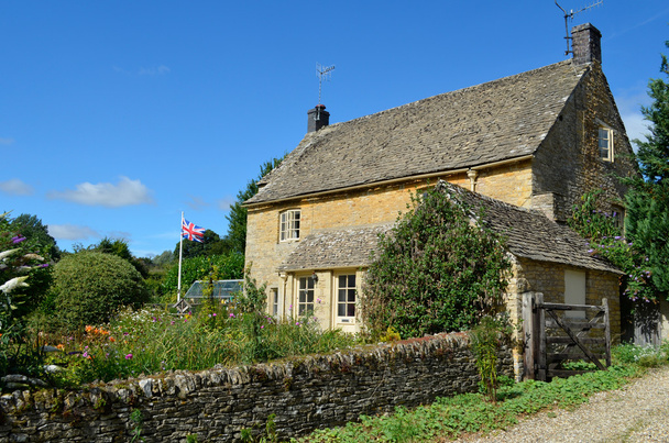 Engelse cottage met tuin - Foto, afbeelding