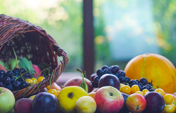                            Toutes sortes de fruits sont des fruits d'été sur la table       - Photo, image