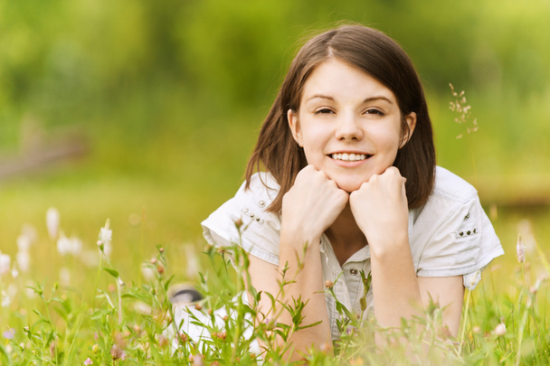 草の上に横たわる十代の少女 - 写真・画像