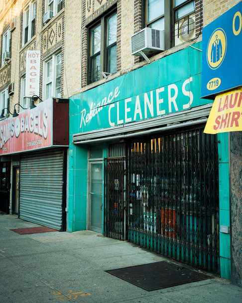 Reliance Cleaners vintage sign in Bay Ridge, Brooklyn, New York - Foto, Imagem