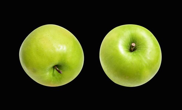 Frische grüne Apfelfrüchte isoliert mit Schneideweg vor weißem Hintergrund, kein Schatten - Foto, Bild