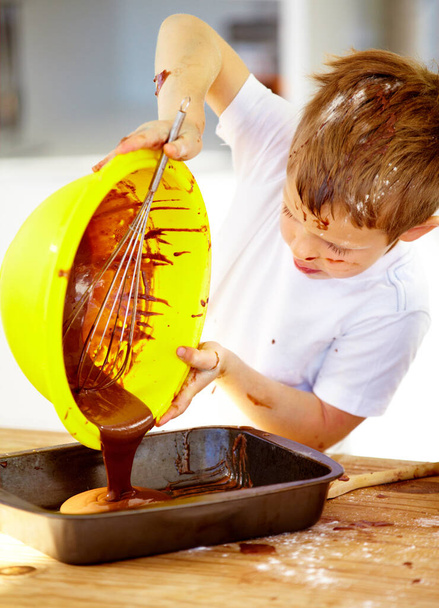 A kulináris művészet jövője. Egy kisfiú, tésztával és liszttel borítva. - Fotó, kép