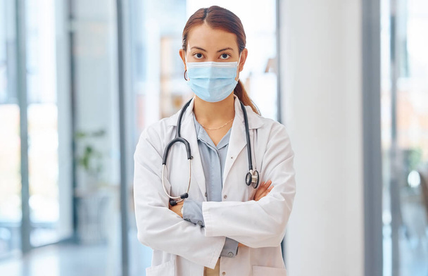 Ηγεσία, γιατρός και γυναίκα μάσκα πρόσωπο covid στην ιατρική υγεία του ιού της κορώνας, την ασφάλεια και την προστασία εμπιστοσύνη νοσοκομείο. Κορίτσι, όραμα και αποστολή στο covid 19 καινοτομία διαχείρισης πανδημίας στην κλινική. - Φωτογραφία, εικόνα