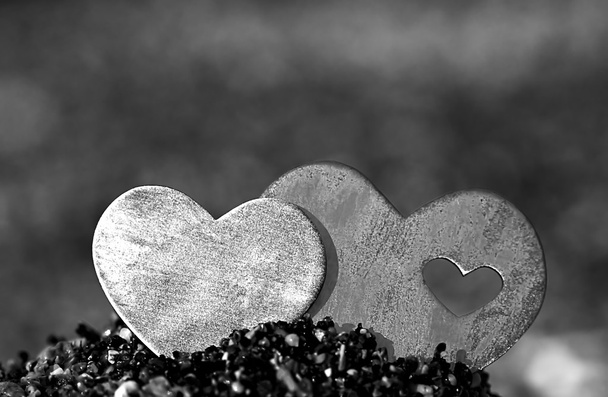 Dvě srdce v písku Hill na skalnaté pláži - Fotografie, Obrázek