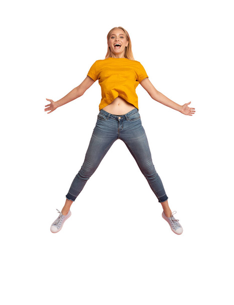Vapaus tyttö täynnä energiaa hyppää - Valokuva, kuva