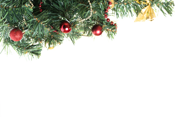 χριστουγεννιάτικο δέντρο με πολύχρωμα στολίδια - Φωτογραφία, εικόνα